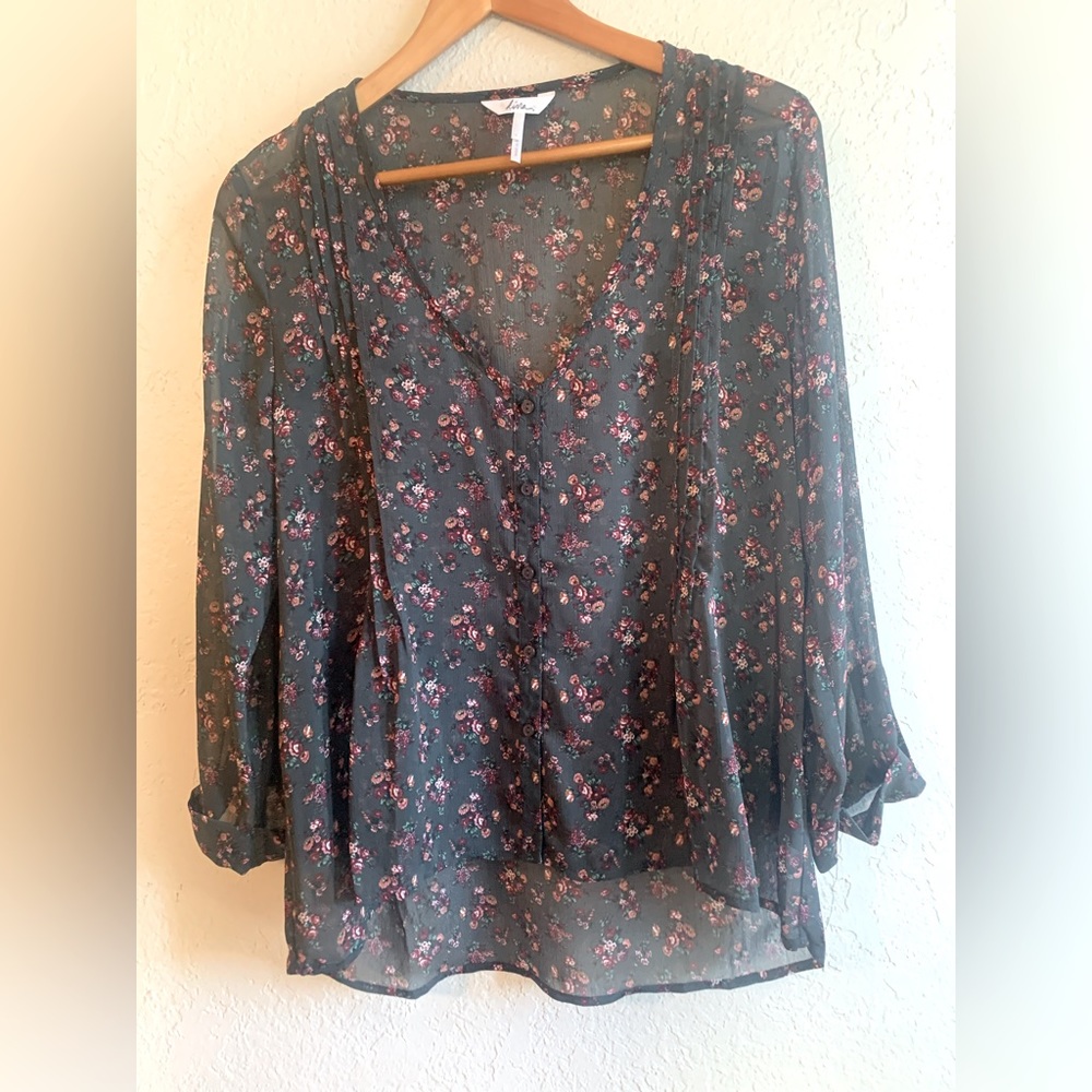 Kirra sheer flowered blouse, front button and delicate pleating, sleeve cuff, L